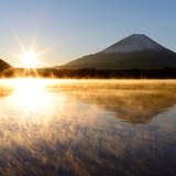 精進湖の気嵐と富士山の写真 「湖面燃ゆる」