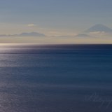 三戸海岸からの遠望の富士山の写真 「月照の海」